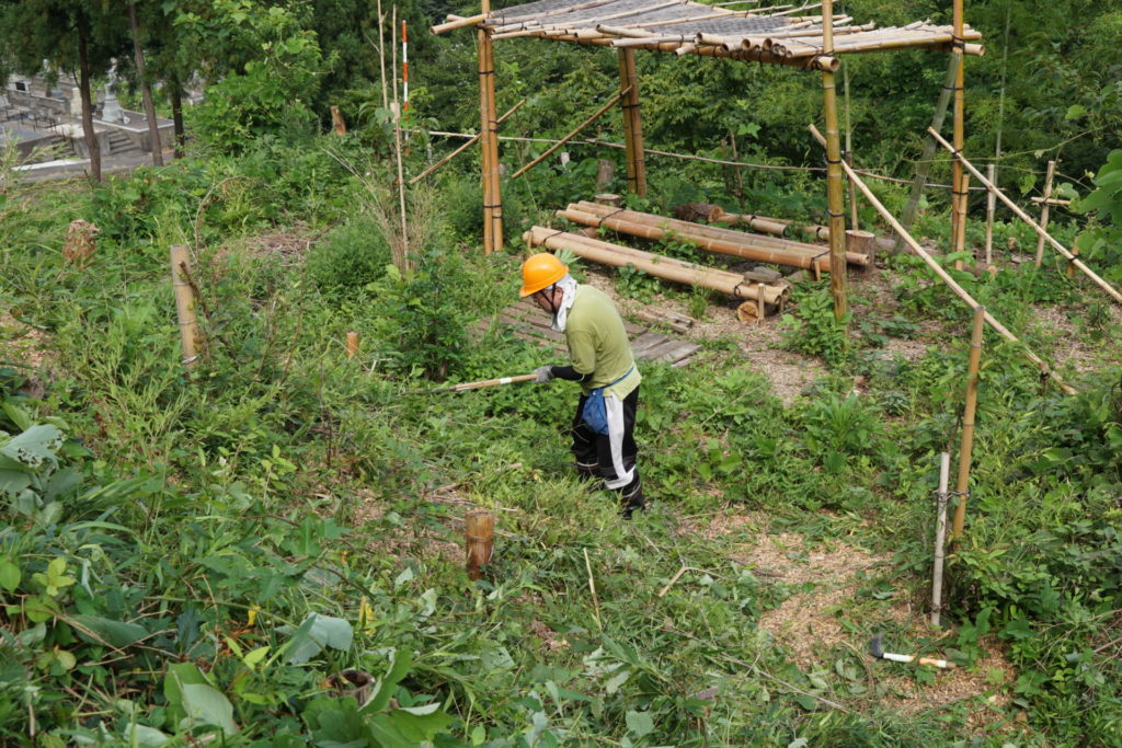 弥陀ヶ原を手鎌で草刈り！！